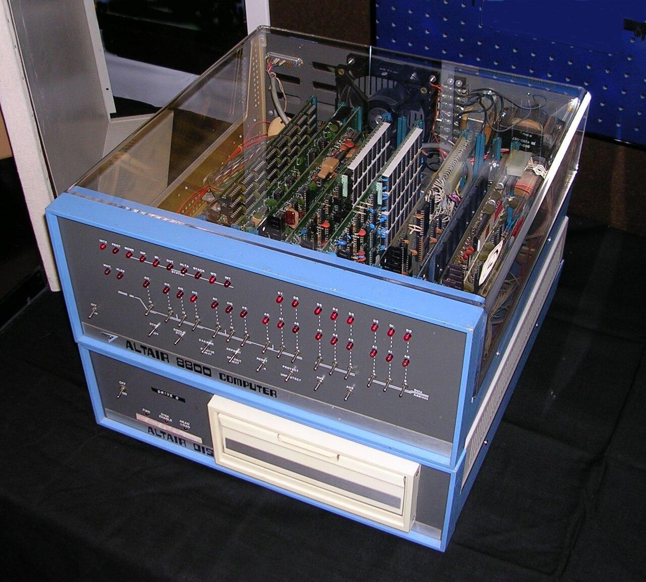 vintagecomputing як архітекторка люблю старі комп'ютери за дизайн корпусів, але в крипті це нагадує ранні хардверні гаманці